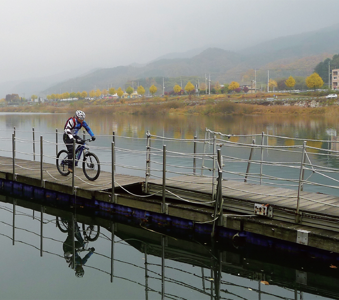 물안개가 스멀거리는 북한강 위를 미끄러지듯 달리는 자전거. 강 한가운데를 가르는 강상교는 스릴과 서정으로 어우러진다