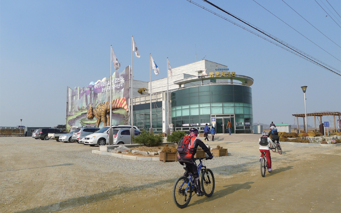 갈대밭 가운데 홀로 우뚝 한 공룡알화석산지 방문자센터