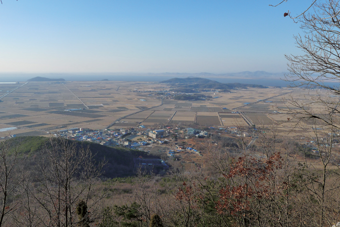 화개산 정상에서 바라본 서쪽 풍경. 산 바로 밑이 중심지인 대룡리이고, 그 뒤편으로 교동평야가 광활하다