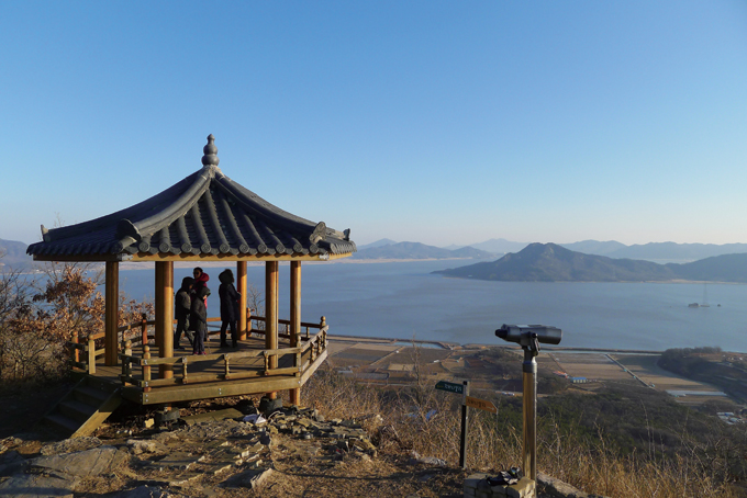 화개산 정상의 팔각정. 망원경 뒤편은 석모도의 상주산이고, 그 뒤편으로 강화도 최고봉인 마니산이 아득하다