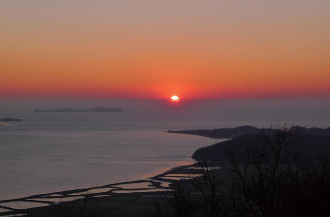 화개산에서 본 강렬한 일몰. 왼쪽의 긴 섬은 서검도