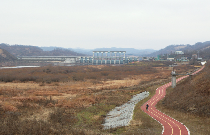 군남댐은 임진강에서 우리가 갈 수 있는 최상류다. DMZ 관광이 붐을 이루며 자전거길까지 잘 갖춰져 있다