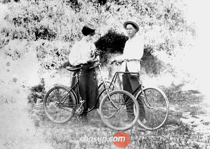 
	미국인 여자친구와 자전거를 즐기고 있는 서재필의 젊은 시절. 서재필은 한국인으로서 최초로 자전거를 탄 기록을 갖고 있다. / 조선일보DB
