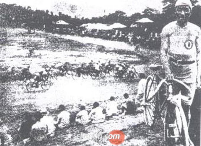 
	1924년 전조선자전거대회에 출전한 조선 자전거 왕 엄복동 선수 / 유동현씨 제공
