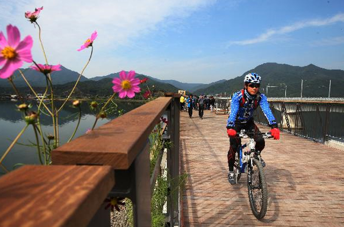 
	남한강 자전거길 남한강 자전거길 27km 구간(남양주~양평)이 2011년 10월 8일 개통한다. 개통을 앞두고 성미 급한 자전거족들이 2011년 10월 5일 이 길을 미리 달렸다. 가을빛이 자전거와 어우러져 길 위를 덮었다.
