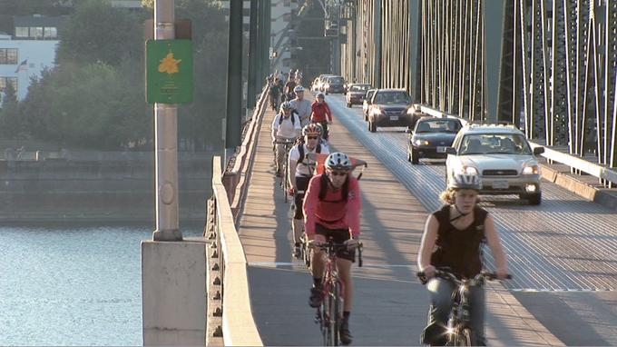 
	<b>포틀랜드의 바이크 러쉬(Bike Rush)</b><br>하루 7500대의 자전거가 통행하는 포틀랜드 시의 호손 다리(Hawthorne Bridge)의 출근시간 풍경으로, 자전거가 다리 전체 통행량의<br> 20%를 차지한다.<br>출처. NACTO(National Association of City Transportation Officials)
