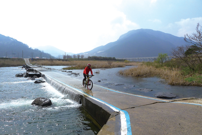 자전거길은 때로 물을 건넌다.