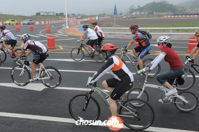 
	2010년 6월 13일 전라남도 군산시 새만금방조제 도로에서 펼쳐진 새만금 자전거대행진.
