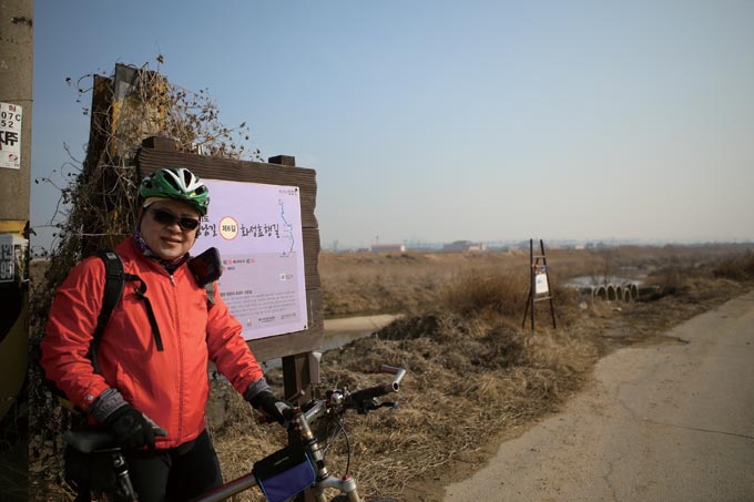 배양교를 지나면 황구지천은 비행장 철조망 안으로 사라진다.