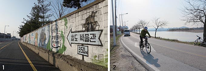 1 의왕역 담장벽화의 주제에도 철도는 녹아 있다. 2 황구지천의 발원인 왕송저수지는 생태공원으로 사랑받는다.