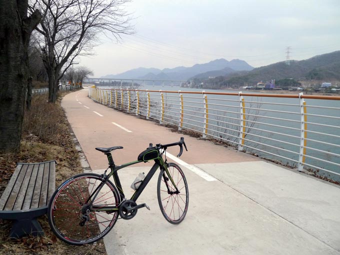 양수역으로 돌아오는 도중의 북한강 자전거길은 2월의 평일 오후여서 텅 비었다.