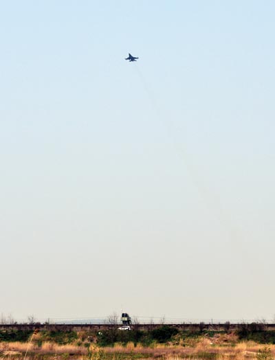 
	황룡강과 영산강 합수점 근처에서는 광주공항을 이륙하는 전투기를 가까이 볼 수 있다.
