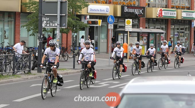 
	2014년 8월 10일 '원코리아 뉴라시아 자전거 평화 대장정' 원정대원들이 독일 베를린 시내에서 시험 도로 주행을 하고 있다.
