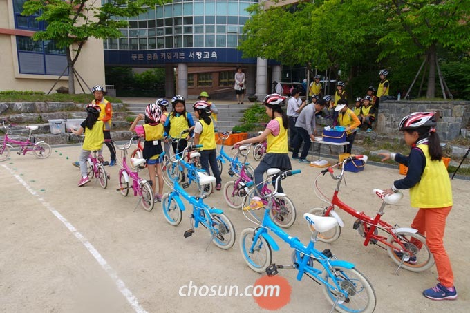 
	2015년 5월 11일 수원 서평초등학교 운동장에서 안전모와 안전 의류를 갖춘 4학년 학생들이 ‘찾아가는 초등학생 자전거 안전교육’을 받았다.
