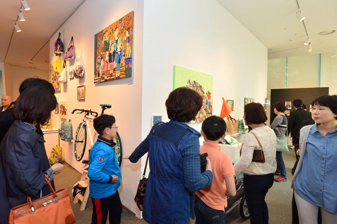 
	관람객들이 KOTRA 오픈갤러리 열린그림 열린마음展을 둘러보고 있다.
