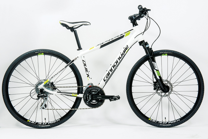 캐논데일의 노하우가 묻어 있는 옵티마이즈드 알루미늄으로 만들어진 프레임. 리어스테이에는 짐받이를 달 수 있는 마운트가 있고, 물통케이지도 2개나 달 수 있다