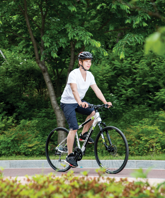 700C 휠 사이즈와 서스펜션 포크는 달리기 성능과 충격흡수라는 두 마리 토끼를 잡아준다