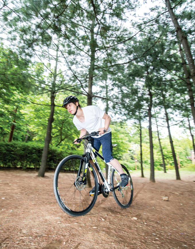 35C 두께의 타이어와 서스펜션 포크로 비포장길에도 불편함이 없다