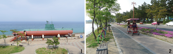 1 정동진을 지난 안인진리 강릉통일공원에는 96년 침투하다 좌초한 북한 잠수함이 전시되어 있다. 2 경포호 호반에서 4륜 자전거를 즐기는 모습