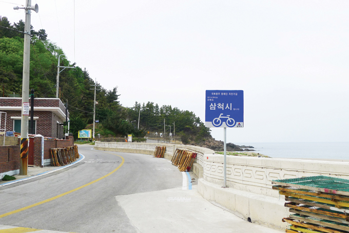 동해안길 최남단인 삼척 고포마을. 여기서 고성군을 향해 북상한다. 자전거길은 도로변에 파란색 라인과 자전거 표시가 되어 있다.