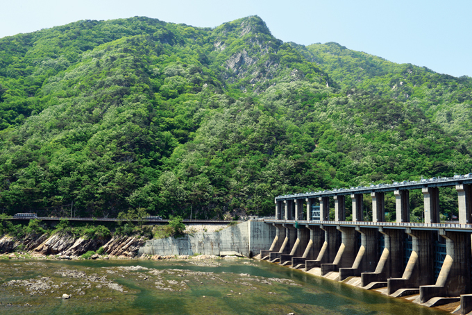 의암댐과 삼악산(654m). 좁은 협곡을 이용해서 낮고 짧은 댐으로 의암호 같은 거대한 인공호수를 조성했다