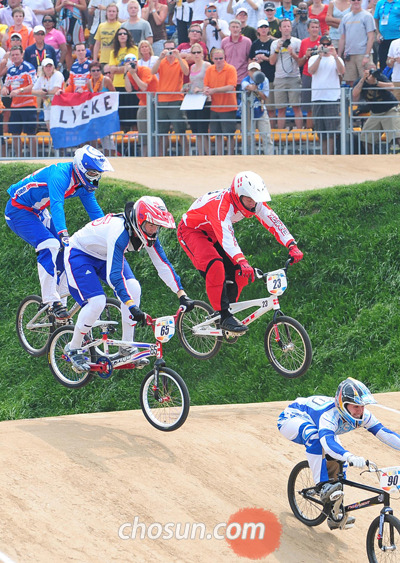 
	2008년 8월 20일 베이징 노산 사이클장에서 열린 묘기자전거(BMX)경주에 참가한 선수들이 언덕길에서 점프를 하고 있다.
