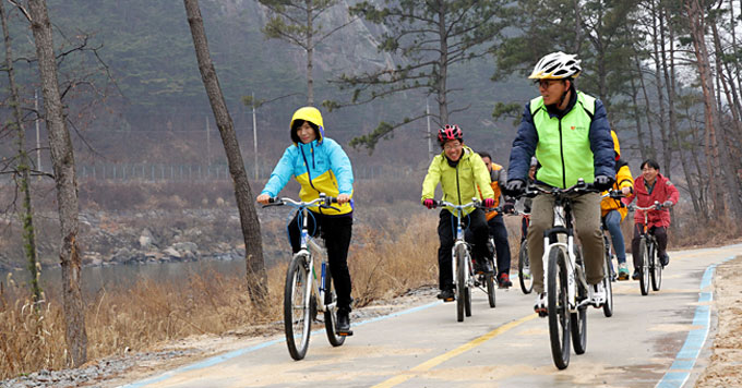 
	남원시 섬진강 자전거길을 라이딩하는 이용객들
