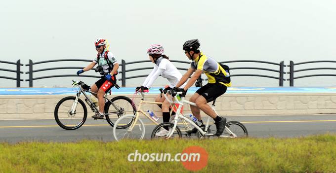 
	2010년 6월 13일 전라남도 군산시 새만금방조제 도로에서 펼쳐진 새만금 자전거대행진.

