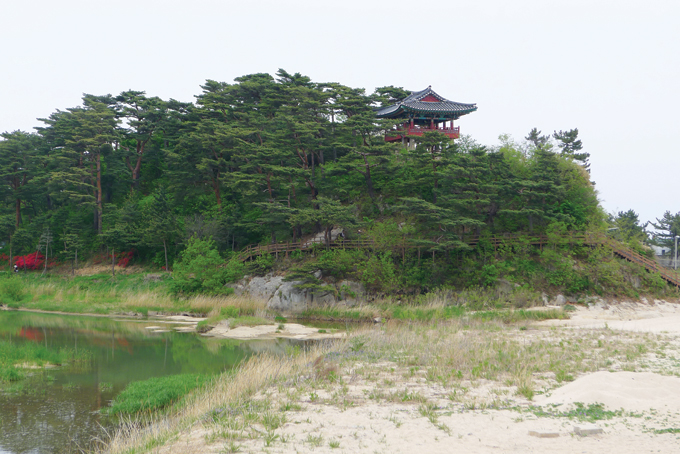 기암절벽 위에 날듯이 자리한 청간정