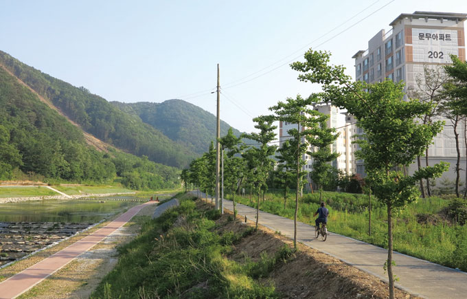 오천자전거길이 지나는 괴산읍 성황천은 주말인데도 인적이 드물다.(괴산읍)