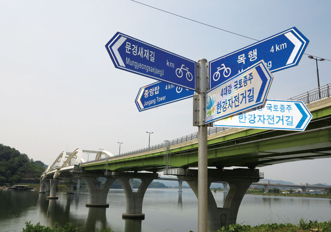 탄금교에 이르면 달천도 이름값을 다한다. 한강자전거길의 시작이다(충주시 탄금교)