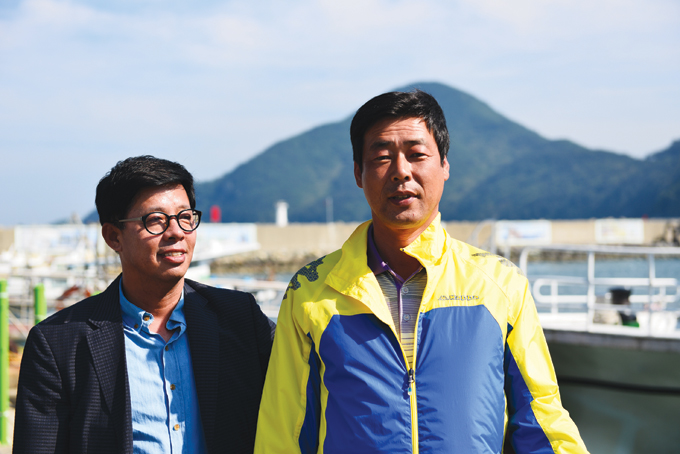 
	윤길정(왼쪽) 다대자율관리공동체 대표와 신종수 어촌계 계장
