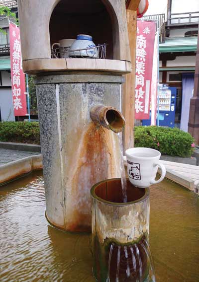 미사사 온천거리에 있는 ‘야쿠시노유’라는 무료 족탕. 라듐 성분이 풍부한 온천수를 마실 수도 있다