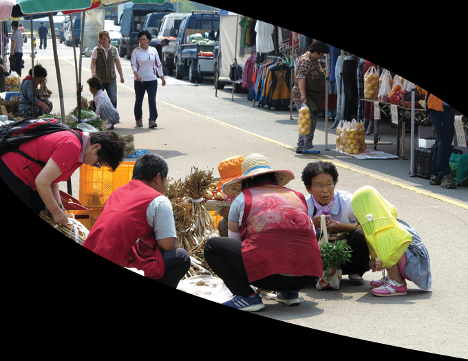 산청 시천 덕산장, 천왕봉에서 흘러내리는 중산천과 덕천강의 양단수가 만나는 곳, 남명 조식 선생도 구경나왔을 법한 장터, 알록달록한 파라솔의 도열, 장돌뱅이의 수레를 대신하여  장꾼들의 트럭이 질서 있게 파장을 기다린다. 한산하다. 사람이 없다. 이제 지리산 찾아온 객지사람들이나 기다리는 오일장이 되고 말았다. 할머니 손잡고 장에 온 아이가 노란 겉옷을 뒤집어쓰며 지루해 하는 순간, 셔터를 눌렀다.