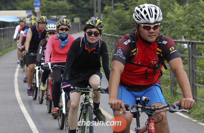 
	2015년 7월 23일 한중청년자전거 대장정 참가대원들이 경기도 남양주시 한확선생신도비 방면으로 라이딩 훈련을 하고 있다.
