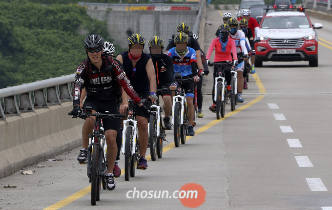 
	2015년 7월 23일 한중청년자전거 대장정 참가대원들이 경기도 남양주시 한확선생신도비 방면으로 라이딩 훈련을 하고 있다.
