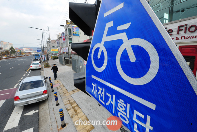 
	2012년 11월 7일 자동차는 물론 오토바이 조차 통행이 금지된 자전거 전용도로가 대전시내 곳곳에 제대로 운영되지 않고 있다. 대전 유성구 월드컵대로 자전거 전용도로 표지판 아래 차량들이 불법으로 주차돼 있다.
