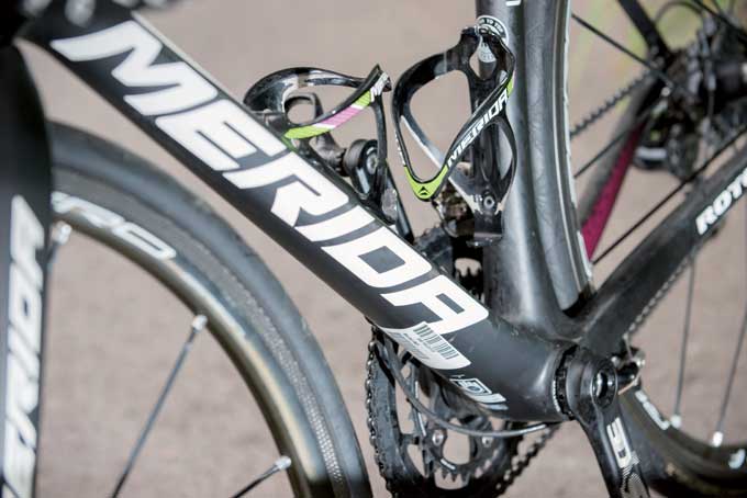 캄테일 형상의 다운튜브. 와류를 잡아 저항을 줄였다