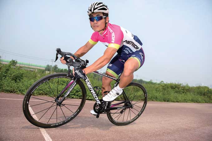 낮은 헤드튜브 높이는 더 낮은 라이딩 자세를 취할 수 있게 만들어 에어로 성능을 높여주고 짧은 스템을 사용할 수 있어 빠른 조향이 가능하다