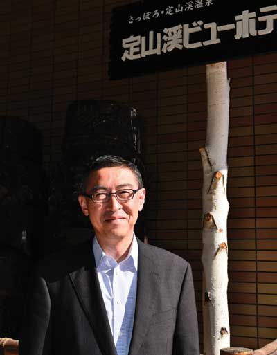 취재를 도와준 조잔케이뷰 호텔의 모회사인 카라카미관광주식회사의 미야코시 타케후미(宮越健文) 상근감사역