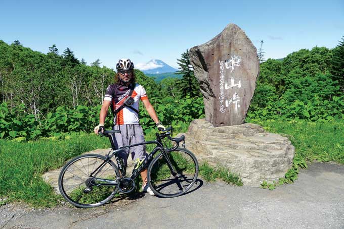 도야호 가는 길목의 나카야마 고개(845m). 뒤로 요테이산이 보인다