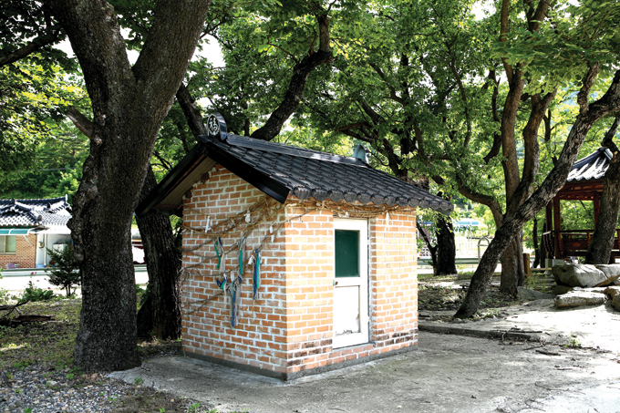 당집도 시대에 따라 주택개량을 했다(봉화 북곡)