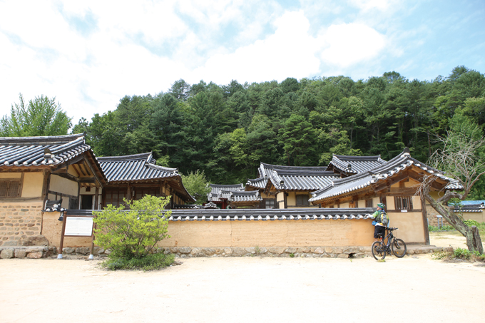 안동엔 퇴계종택을 비롯한 고가들이 낙동강 물굽이마다 숨어 있다(안동 도산)