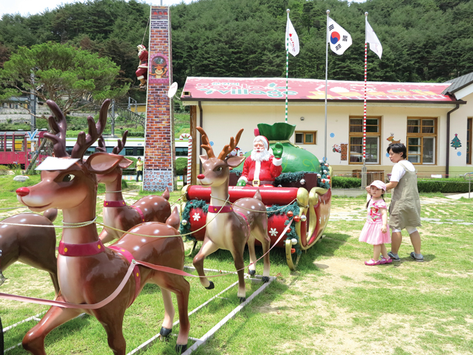 8월의 뙤약볕 아래, 산타할아버지와 눈썰매도 크리스마스를 기다리다 지쳤다(봉화 분천)