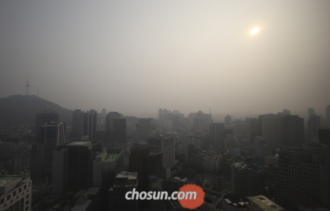 
	올 가을 들어 처음으로 서울에 초미세먼지 주의보가 발령된 2015년 10월 21일 서울 도심이 미세먼지로 뿌옇다.
