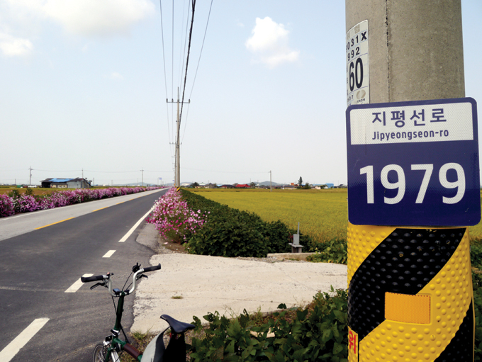 김제에는 광야를 뜻하는 지명이 많다. 대야, 광활, 만경 그리고 지평선로까지. 진봉면 702번 지방도