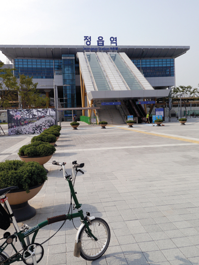 130㎞를 달려 大호남평야 종주를 마치고 정읍역에 도착. KTX는 이틀 온 길을 20여분만에 주파해버렸다.
