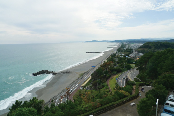 가쓰라하마는 류즈자키(.頭岬)와 류오자키(龍王岬) 사이에 활처럼 휘어진 백사장이 장대하게 펼쳐져 있고, 옛날부터 달구경의 명소로도 유명하다