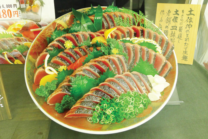 겉맛 살짝 숯불에 그을려 먹음직스러운 가쓰오타타키