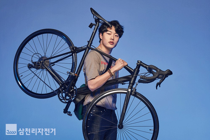 
	삼천리자전거 모델인 배우 류준열이 'XRS 블랙'과 함께 포즈를 취하고 있다.
